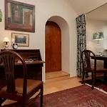 Atmospheric Next To Old Town Square By Renters
